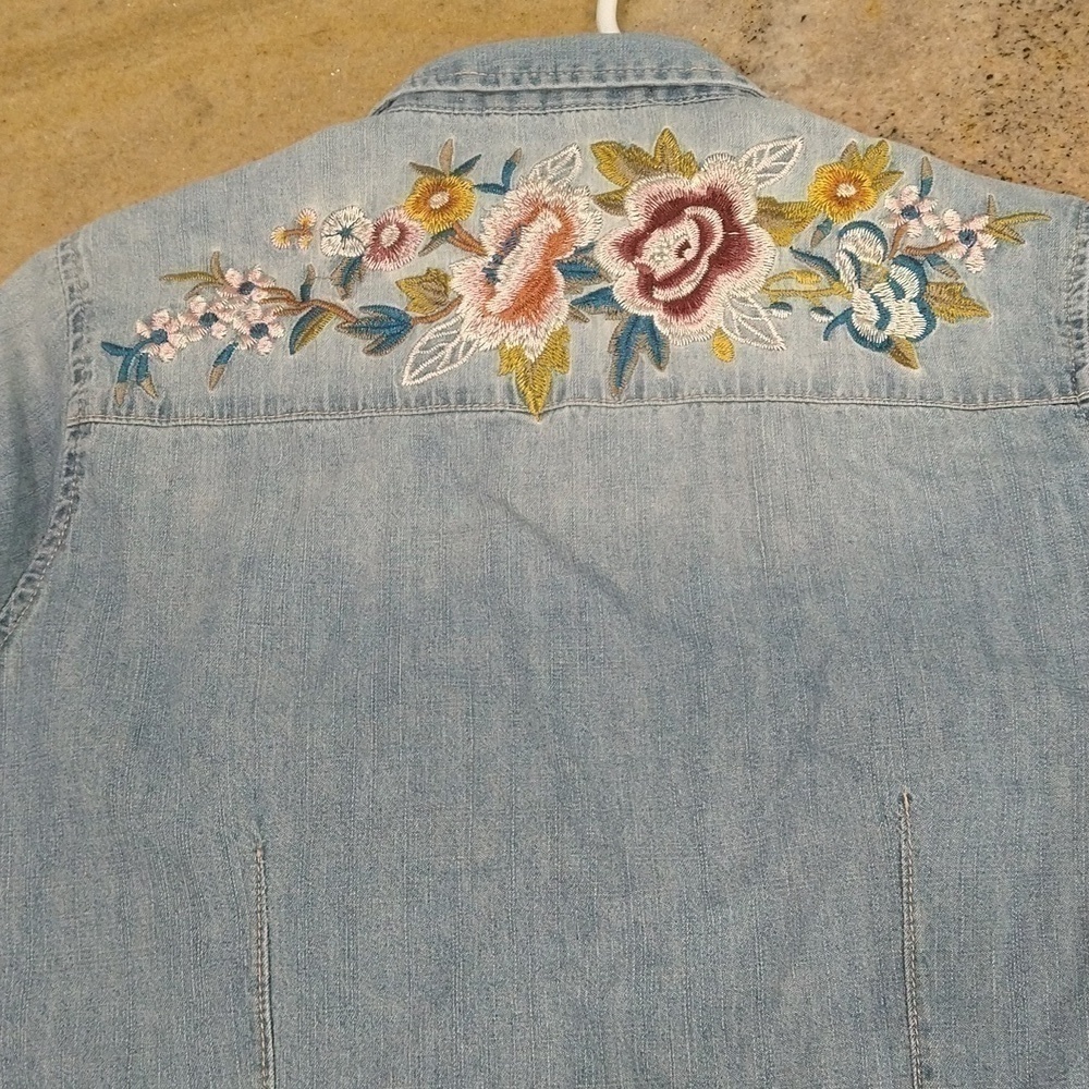 Women's Etienne Marcel Los Angeles size small chambray floral embroidered shirt